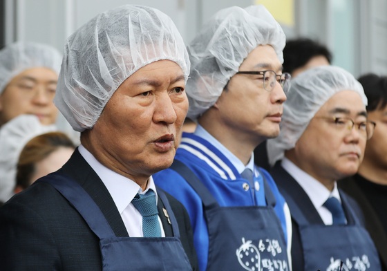 딸기 선별 체험 마친 정청래