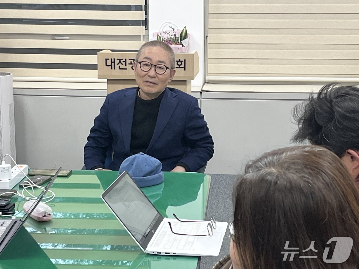 본문 이미지 - 박범계 의원이 18일 오후 대전시의회 기자실을 찾아 간담회를 하고 있다. (독자 제공) / 뉴스1