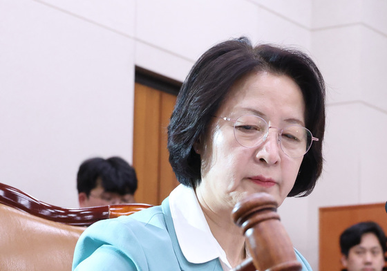 법안 통과시키는 추미애 위원장