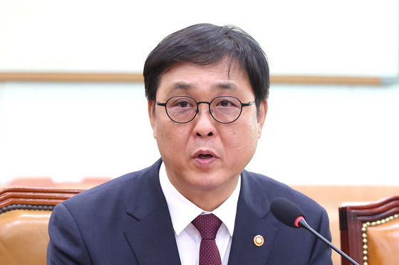 답변하는 최휘영 문체부 장관