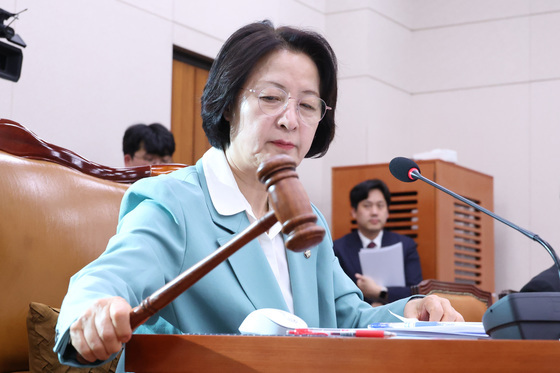 의사봉 두드리는 추미애 법사위원장