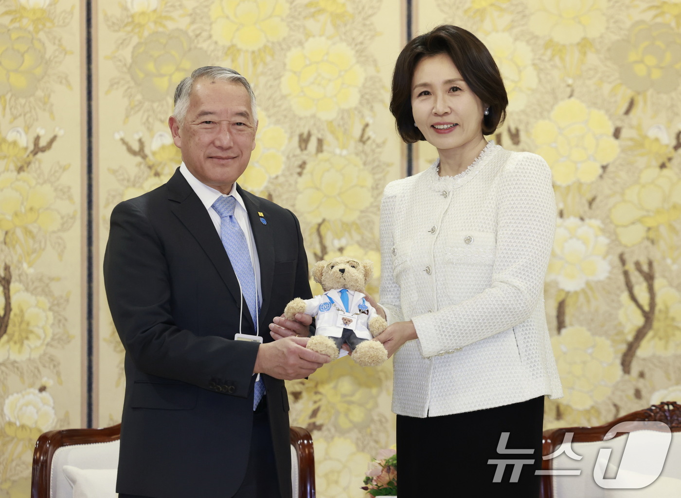 (서울=뉴스1) 이재명 기자 = 혜경 여사가 18일 청와대에서 제롬 김 국제백신연구소(IVI) 사무총장에게 IVI 뱃지·마스코트인형을 전달 받은 후 기념촬영을 하고 있다. (청와대 …