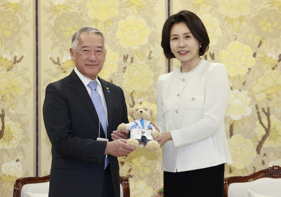 국제백신연구소 마스코트 인형 전달 받은 김혜경 여사