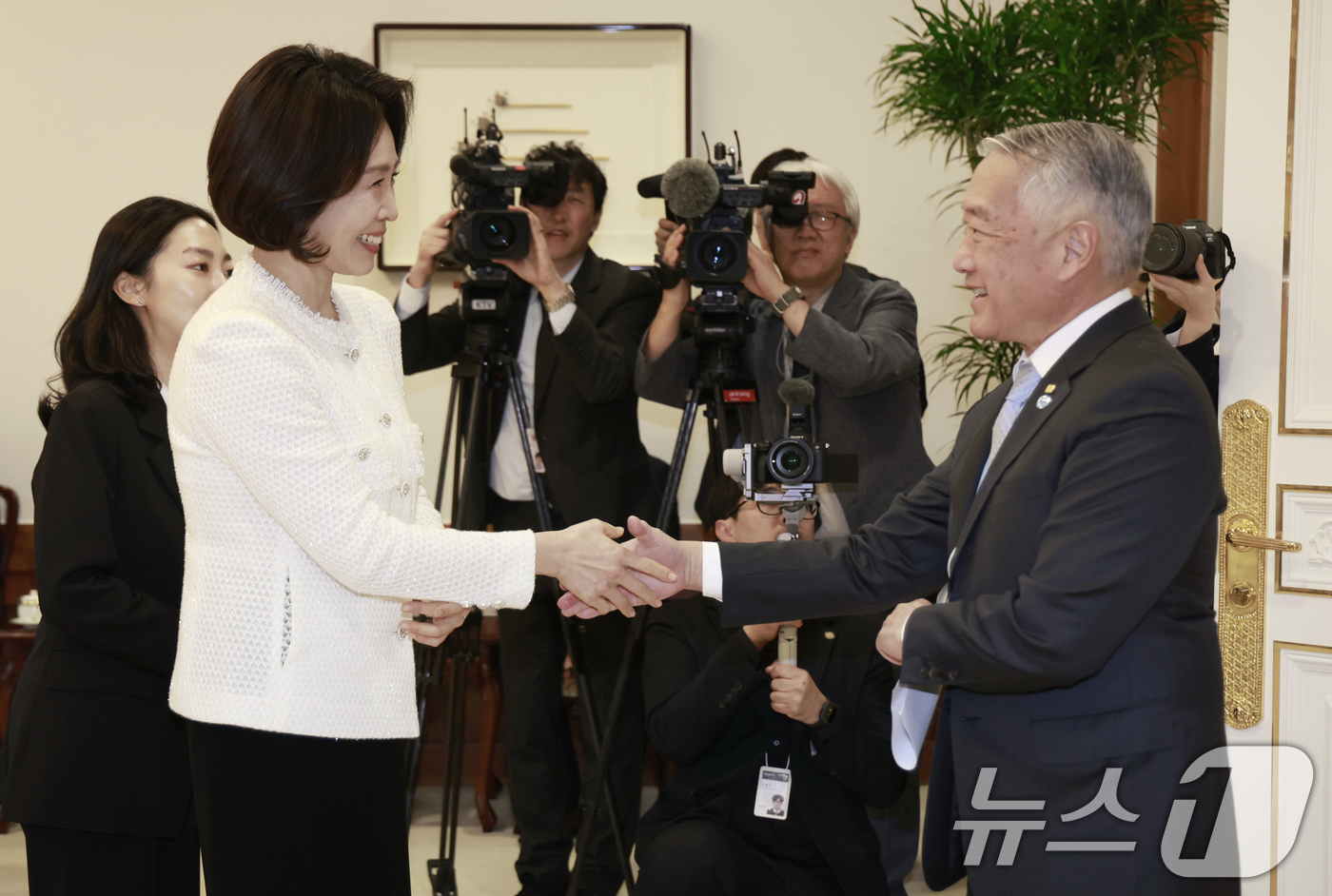 (서울=뉴스1) 이재명 기자 = 김혜경 여사가 18일 청와대에서 제롬 김 국제백신연구소 사무총장을 접견하고 있다. (청와대통신사진기자단) 2026.3.18/뉴스1