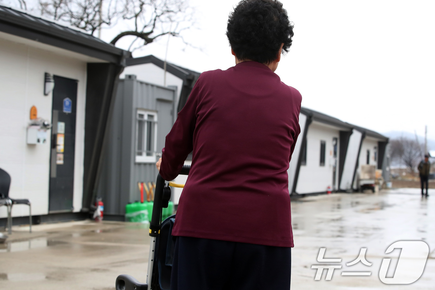 (안동=뉴스1) 공정식 기자 = 18일 경북 안동시 일직면의 한 임시주거용 조립주택에서 산불 피해 이재민이 산불 1년이 되도록 집으로 돌아가지 못하는 답답한 마음을 달래려 산책하고 …