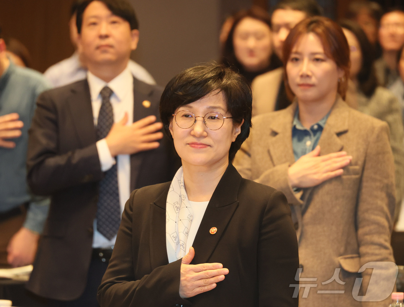 (서울=뉴스1) = 원민경 성평등가족부 장관이 18일 오후 서울 중구 프레스센터에서 열린 형사미성년자(촉법소년) 제도 현황과 연령 논의의 주요 쟁점 포럼에 참석해 국민의례를 하고 …