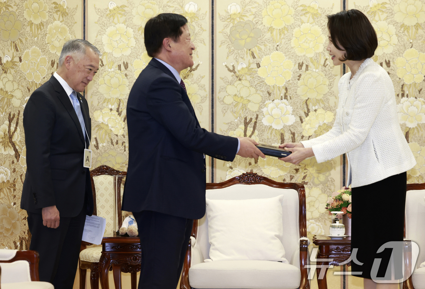 (서울=뉴스1) 이재명 기자 = 김혜경 여사가 18일 청와대에서 박상철 국제백신연구소(IVI) 한국후원회 회장에게 추대패를 전달 받고 있다. (청와대통신사진기자단) 2026.3.1 …