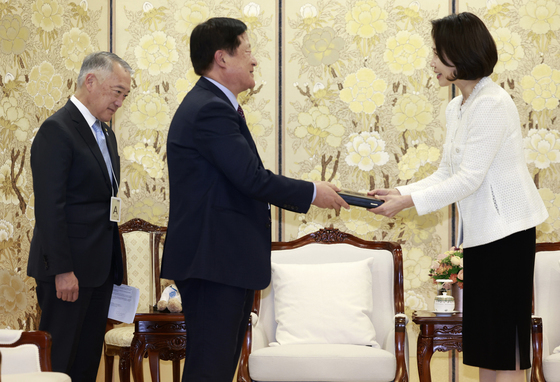 추대패 전달 받는 김혜경 여사