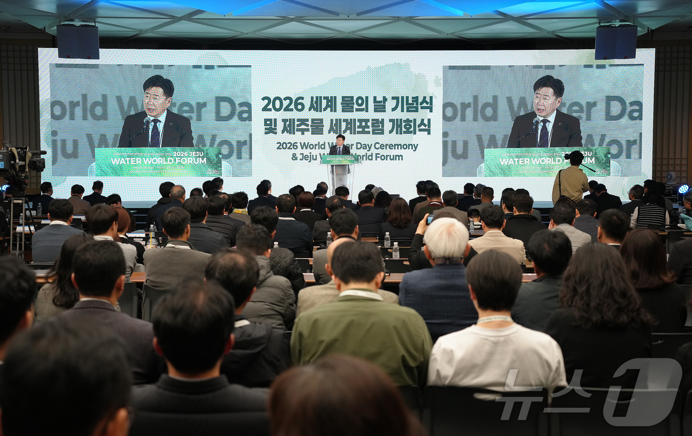 (제주=뉴스1) 오미란 기자 = 오영훈 제주특별자치도지사가 18일 제주 서귀포시 제주국제컨벤션센터에서 제주특별자치도와 제주특별자치도개발공사 공동 주최로 열린 \'2026 세계 물의 …