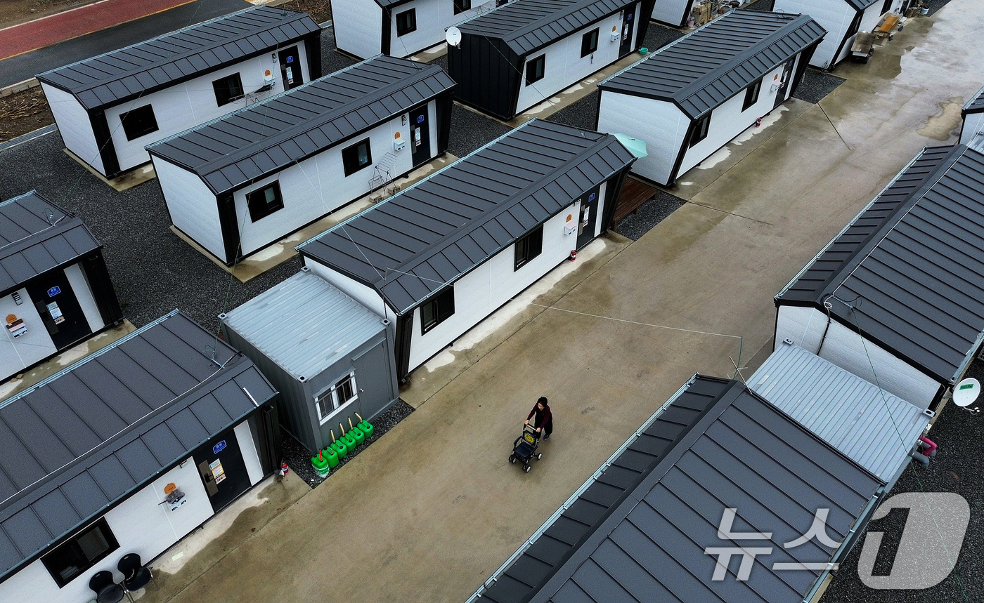 (안동=뉴스1) 공정식 기자 = 18일 경북 안동시 일직면의 한 임시주거용 조립주택에서 산불 피해 이재민이 1년이 되도록 집으로 돌아가지 못하는 답답한 마음을 달래려 산책하고 있다 …