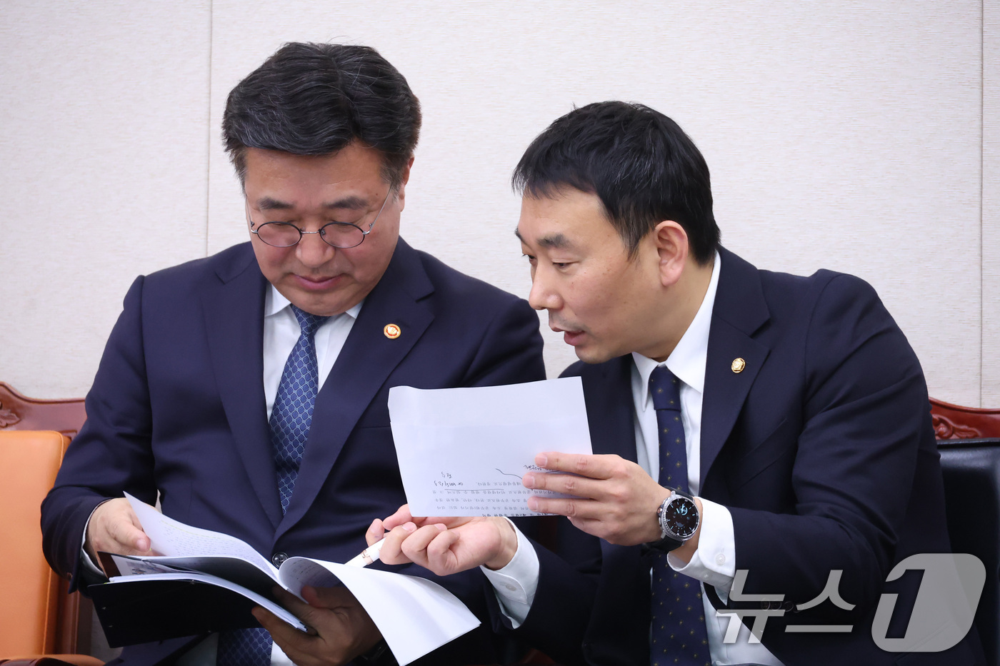 (서울=뉴스1) 신웅수 기자 = 김용민 법제사법위원회 더불어민주당 간사와 윤호중 행정안전부 장관이 18일 서울 여의도 국회에서 열린 법제사법위원회 전체회의에서 대화하고 있다. 20 …