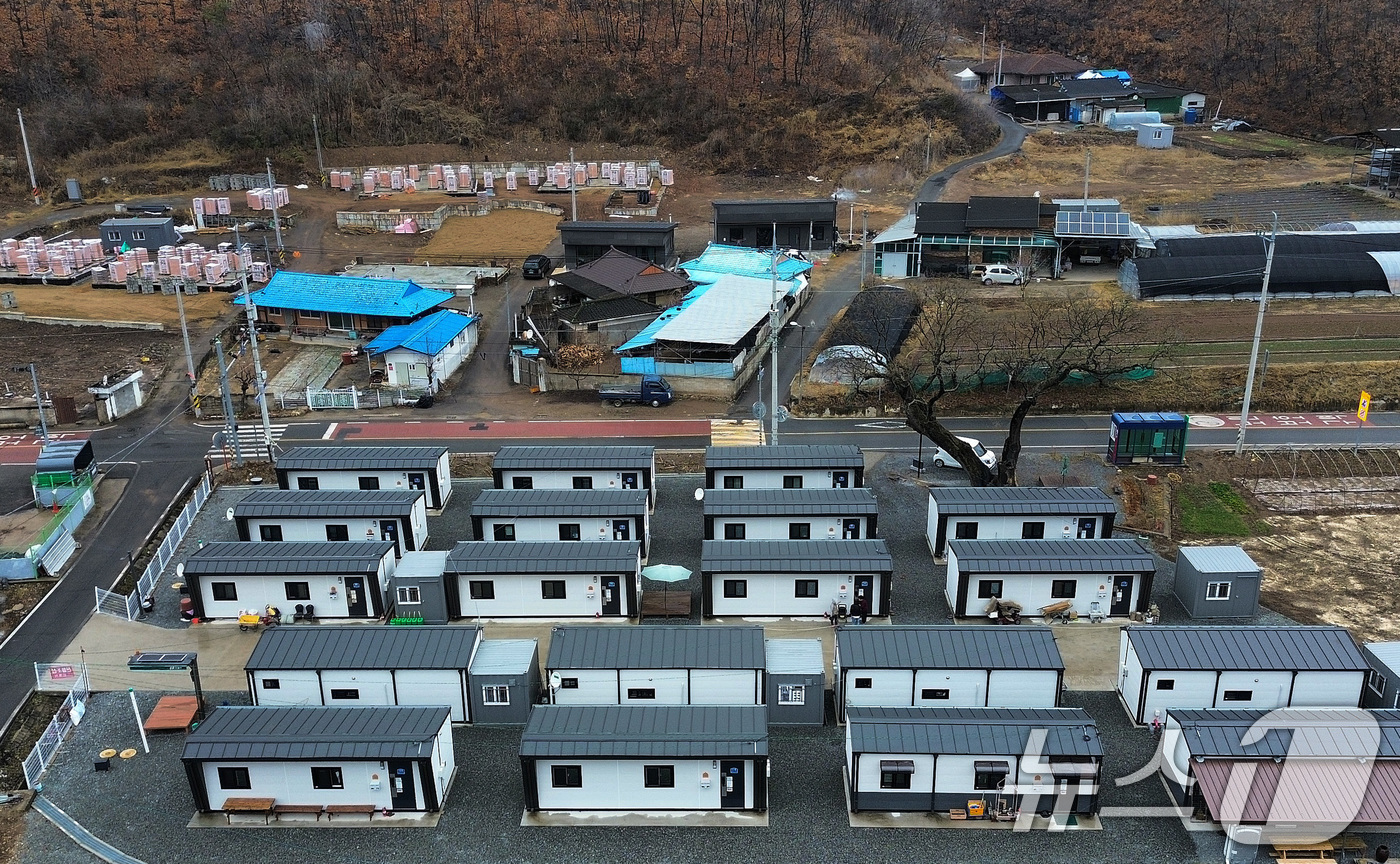 (안동=뉴스1) 공정식 기자 = 18일 경북 안동시 일직면의 한 임시주거용 조립주택에서 산불 피해 이재민이 1년이 되도록 집으로 돌아가지 못하는 답답한 마음을 달래려 산책하고 있다 …