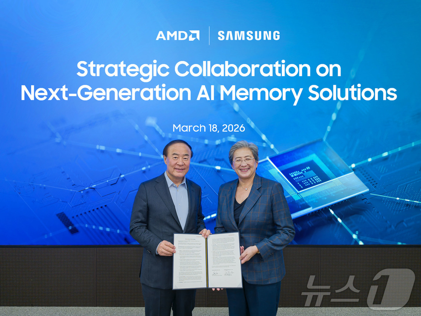 (서울=뉴스1) = 전영현 삼성전자 DS부문장(왼쪽)과 리사 수 AMD CEO가 18일 삼성전자 평택공장에서 차세대 AI 메모리, 컴퓨팅 기술 분야 협력을 확대하는 업무협약(MOU …