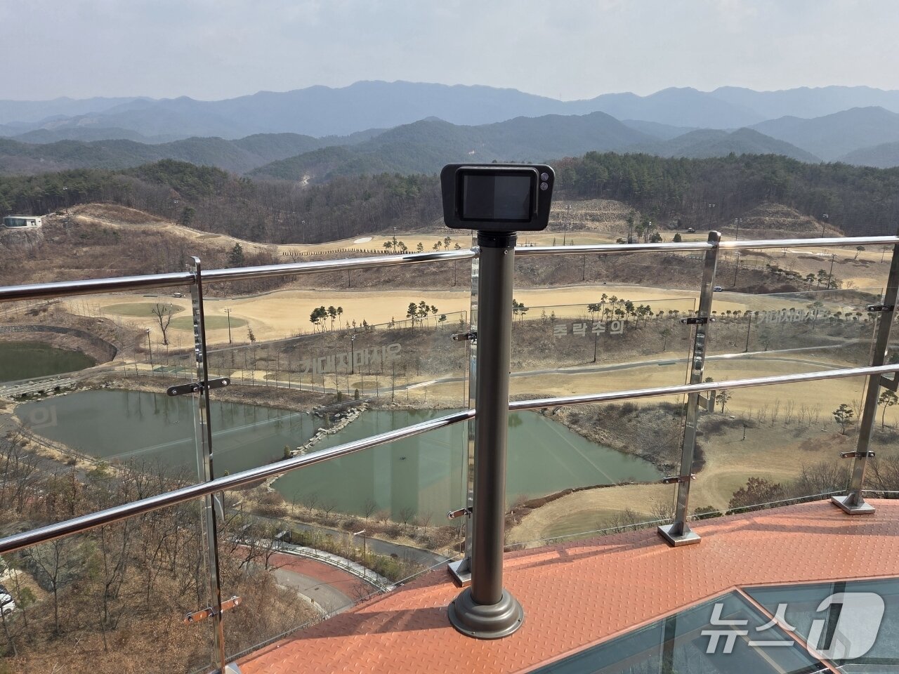 본문 이미지 - 영동군이 와인전망대에 설치한 디지털 망원경. 2026.3.19 /뉴스1 장인수 기자