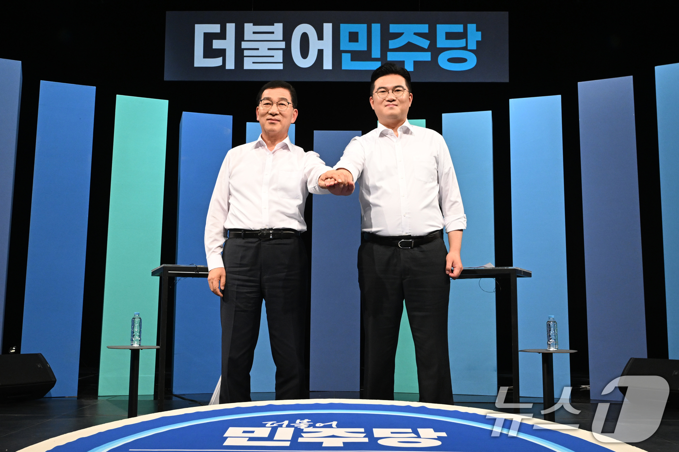 (광주=뉴스1) 김태성 기자 = 18일 오후 광주 남구 광주MBC에서 열린 민주당 전남광주통합특별시장 B조 경선 토론회 앞서 신정훈(왼쪽)·정준호 후보가 손을 맞잡으며 승리를 다짐 …