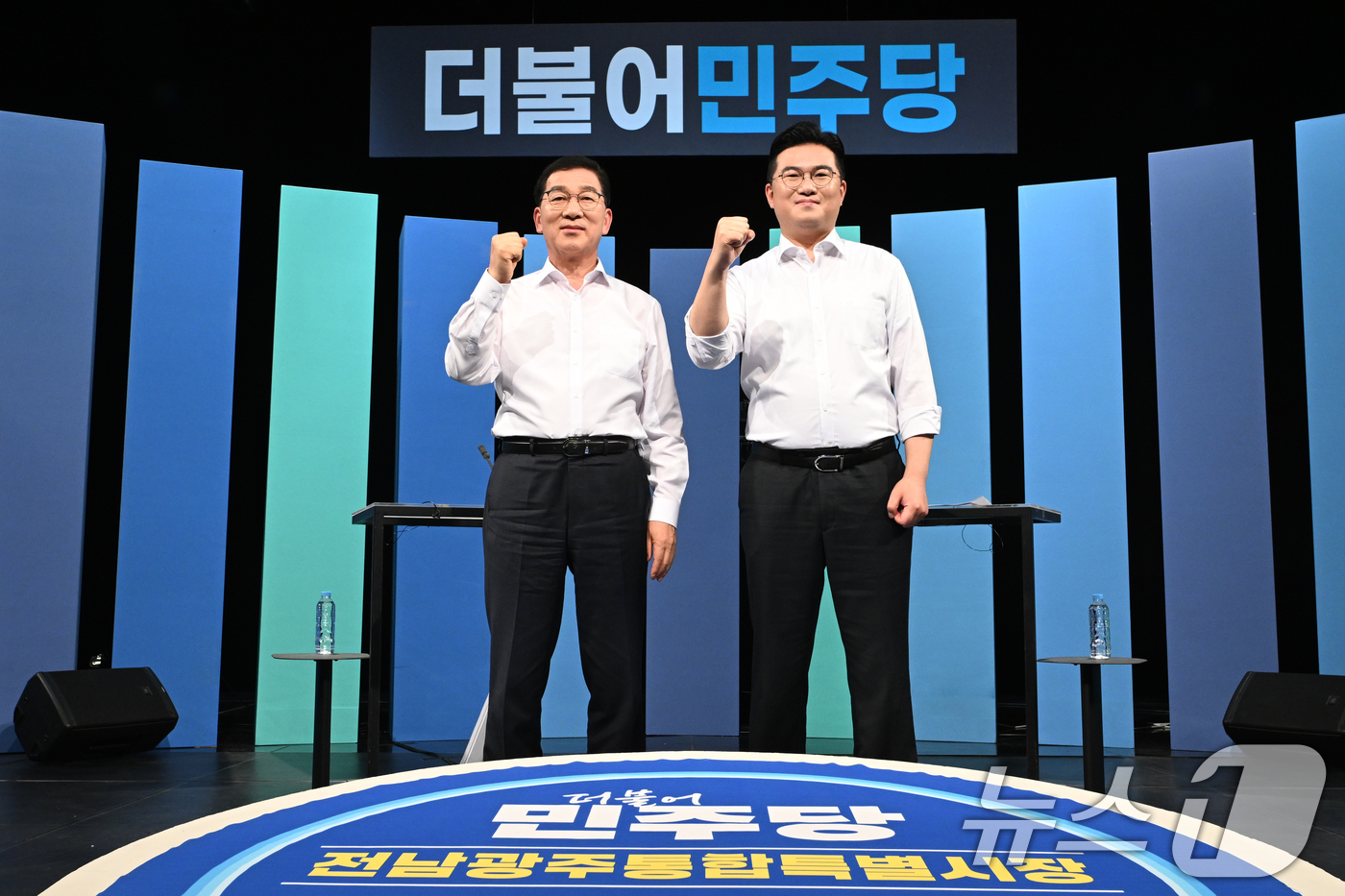 (광주=뉴스1) 김태성 기자 = 18일 오후 광주 남구 광주MBC에서 열린 민주당 전남광주통합특별시장 B조 경선 토론회 앞서 신정훈(왼쪽)·정준호 후보가 승리를 다짐하고 있다. …