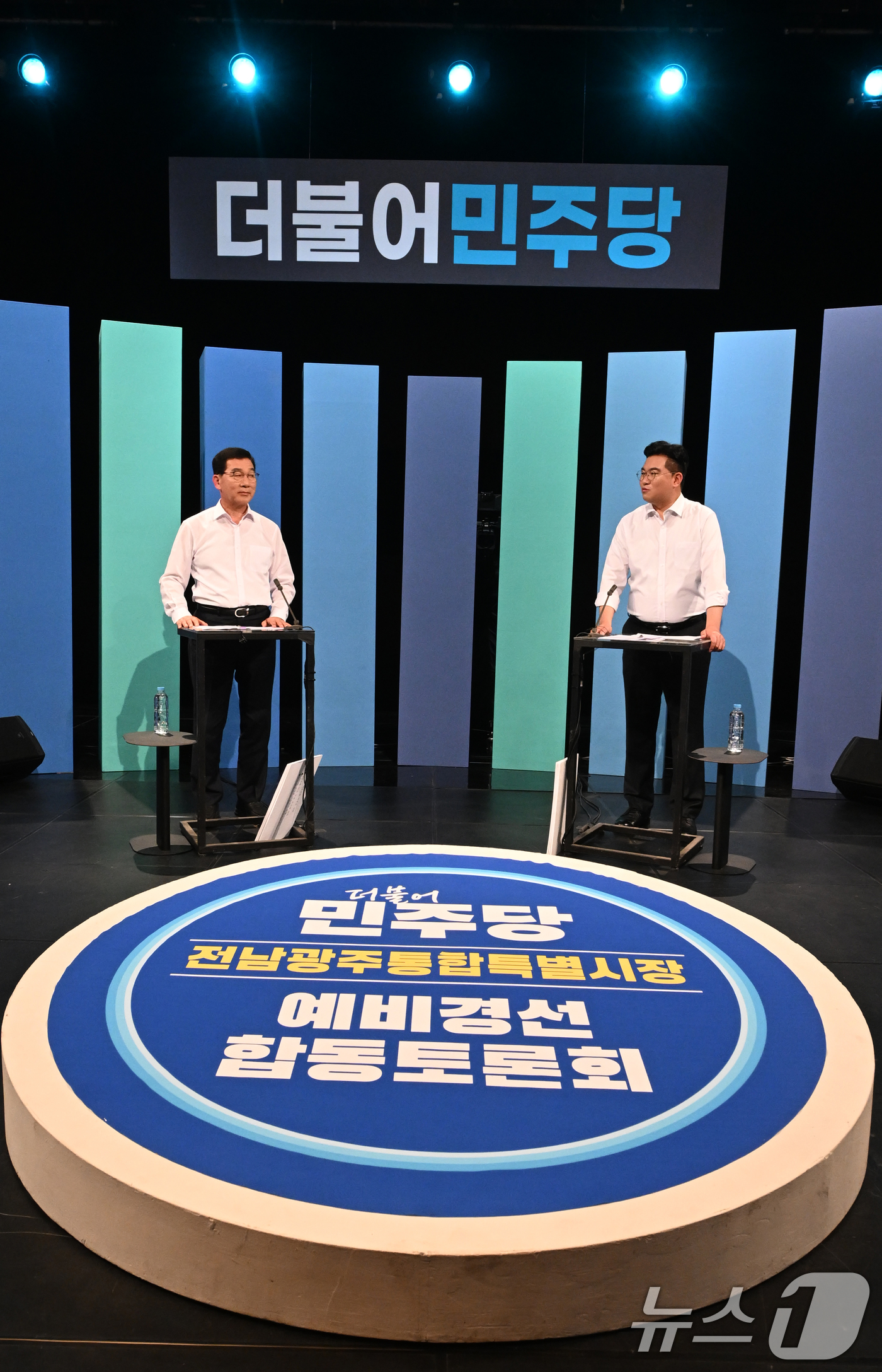 (광주=뉴스1) 김태성 기자 = 신정훈(왼쪽)·정준호 후보가 18일 오후 광주 남구 광주MBC 스튜디오에서 열린 민주당 전남광주통특별시장 B조 경선 토론회에서 토론을 벌이고 있다. …