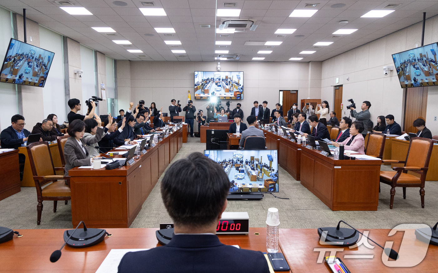 (서울=뉴스1) 이승배 기자 = 18일 서울 여의도 국회에서 열린 제433회국회(임시회) 법제사법위원회 제3차 전체회의에서 여야 의원들이 거수 표결을 하고 있다. 2026.3.18 …