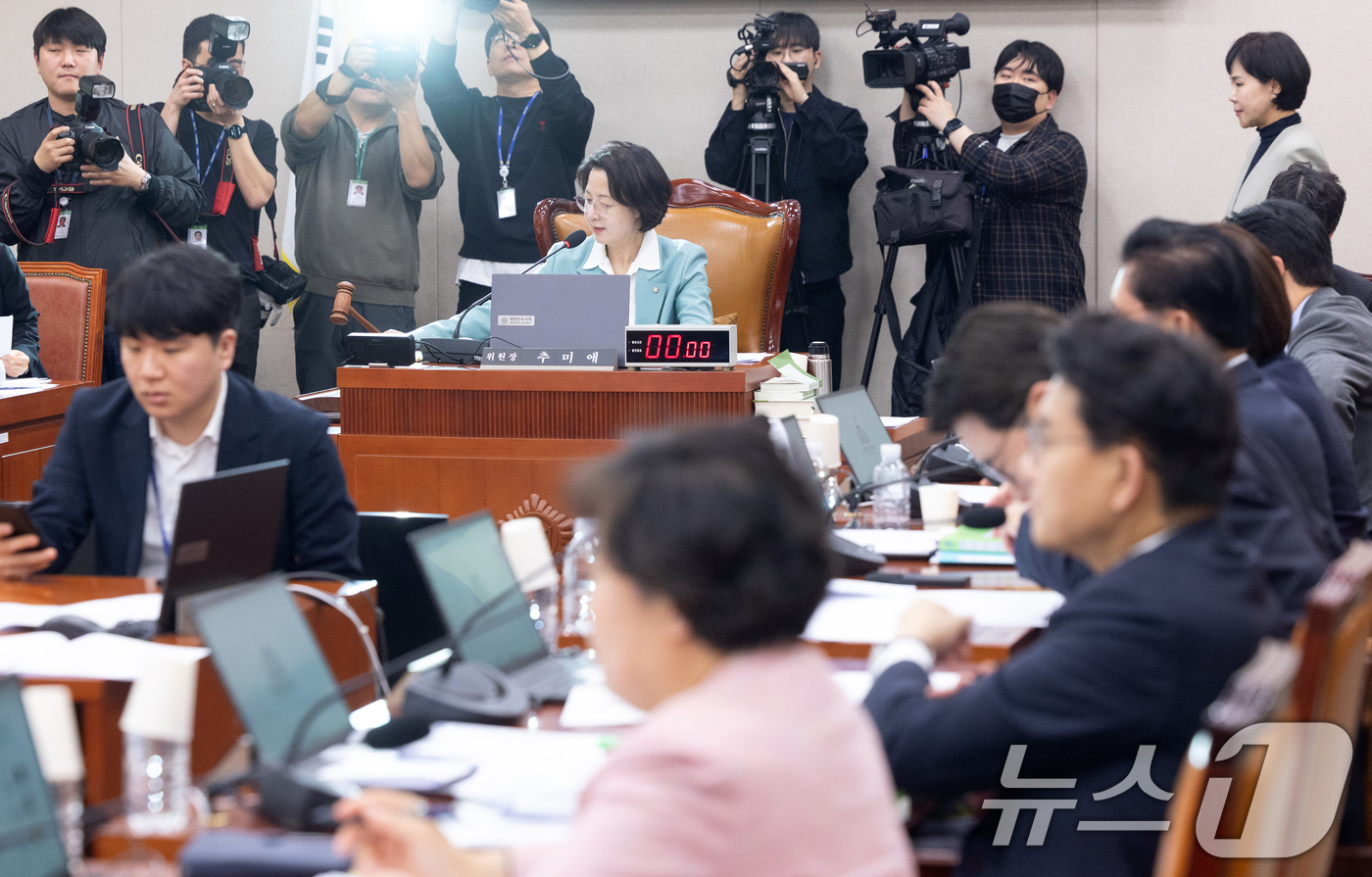 (서울=뉴스1) 이승배 기자 = 18일 서울 여의도 국회에서 열린 제433회국회(임시회) 법제사법위원회 제3차 전체회의에서 추미애 위원장이 의사봉을 두드리고 있다. 2026.3.1 …