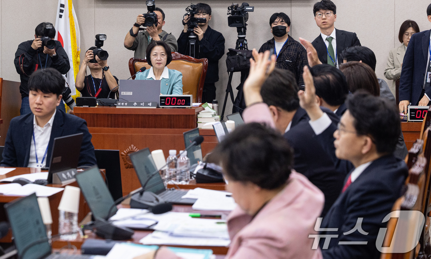 (서울=뉴스1) 이승배 기자 = 18일 서울 여의도 국회에서 열린 제433회국회(임시회) 법제사법위원회 제3차 전체회의에서 여야 의원들이 거수 표결을 하고 있다. 2026.3.18 …