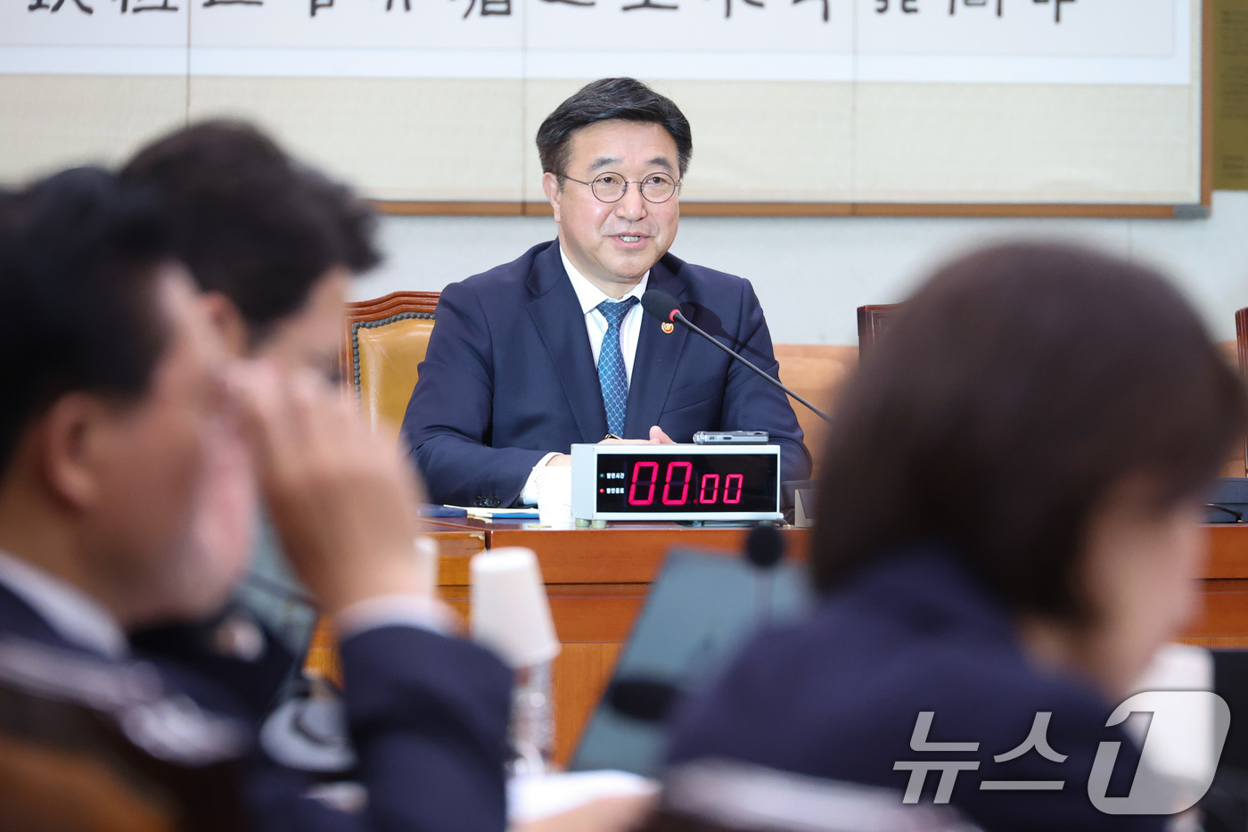 (서울=뉴스1) 신웅수 기자 = 윤호중 행정안전부 장관이 18일 서울 여의도 국회에서 열린 법제사법위원회 전체회의에서 의원 질의에 답변하고 있다. 2026.3.18/뉴스1