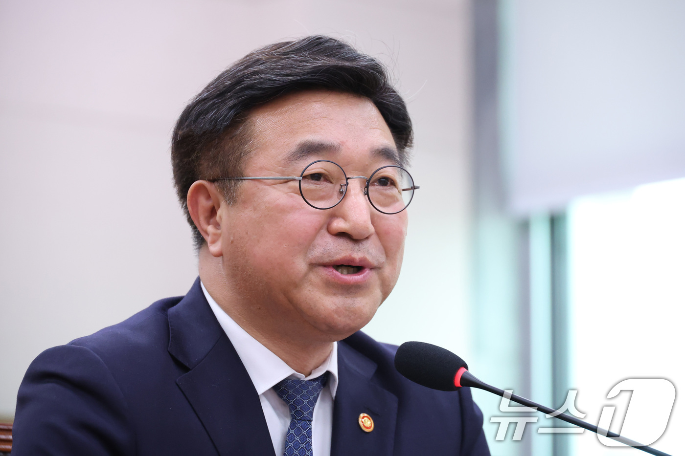 (서울=뉴스1) 신웅수 기자 = 윤호중 행정안전부 장관이 18일 서울 여의도 국회에서 열린 법제사법위원회 전체회의에서 의원 질의에 답변하고 있다. 2026.3.18/뉴스1