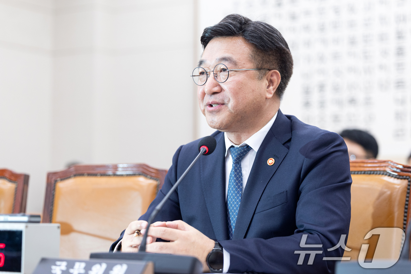 (서울=뉴스1) 이승배 기자 = 18일 서울 여의도 국회에서 열린 제433회국회(임시회) 법제사법위원회 제3차 전체회의에서 윤호중 행정안전부 장관이 중수청 설치법 관련 의원 질의에 …