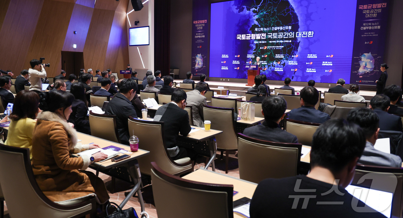 (서울=뉴스1) 안은나 기자 = 이영섭 뉴스1 대표이사가 18일 오후 서울 여의도 한국거래소에서 열린 제12회 뉴스1 건설부동산포럼에 참석해 개회사를 하고 있다.수도권 집중과 지방 …