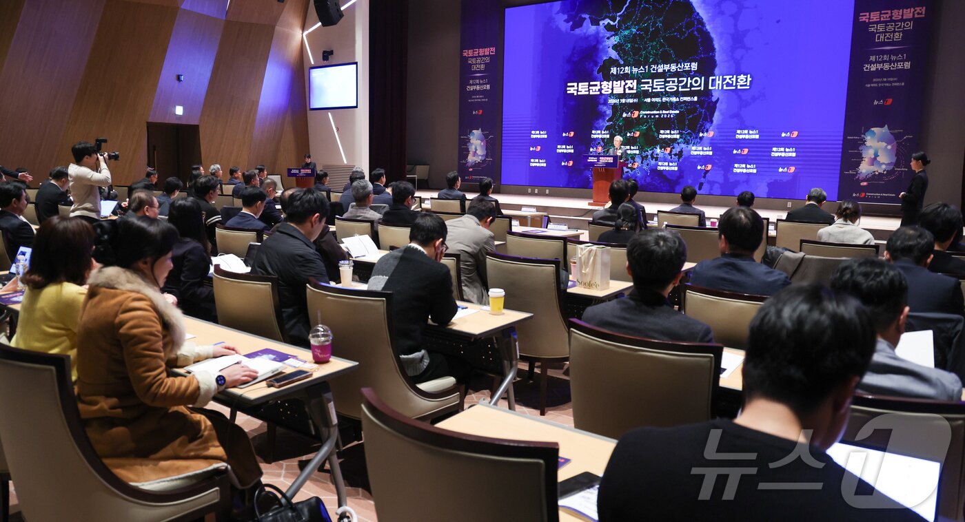 본문 이미지 - 이영섭 뉴스1 대표이사가 18일 오후 서울 여의도 한국거래소에서 열린 제12회 뉴스1 건설부동산포럼에 참석해 개회사를 하고 있다. 수도권 집중과 지방 소멸 우려가 동시에 커지면서 국토 공간 구조의 대전환이 주요 정책 과제로 떠오른 가운데 뉴스1은 '국토균형발전, 국토공간의 대전환'을 주제로 건설부동산포럼을 개최했다. 이번 포럼에는 정부와 지방자치단체, 건설·부동산 업계, 전문가들이 한자리에 모여 국토 공간 구조 재편의 방향과 지역 성장 전략을 논의하는 자리도 마련됐다. 2026.3.18 ⓒ 뉴스1 안은나 기자