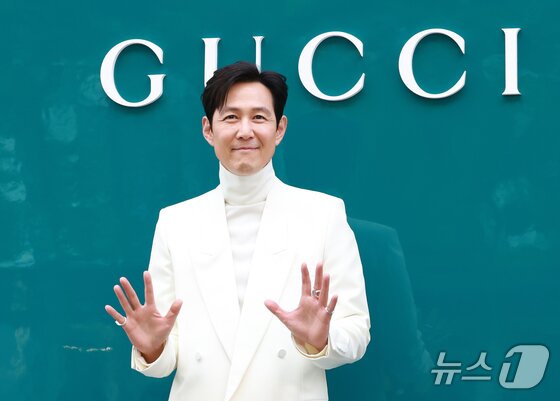 본문 이미지 - 이정재 배우가 지난해 서울 강남구 구찌 청담 플래그십에서 열린 기념 행사에서 인사를 하고 있다./뉴스1 권현진 기자