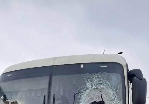 트럭서 빠진 바퀴 반대편 고속버스 덮쳐…60대 기사 심정지