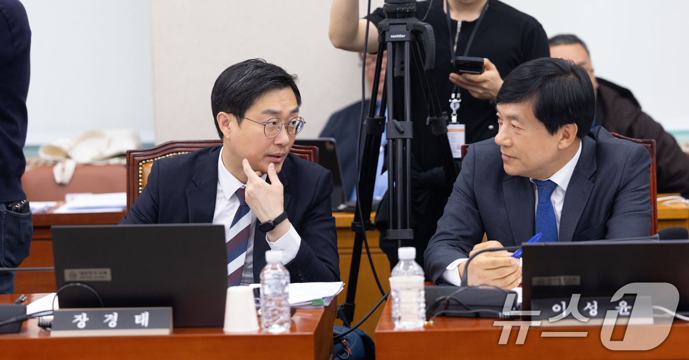 (서울=뉴스1) 이승배 기자 = 18일 서울 여의도 국회에서 열린 제433회국회(임시회) 법제사법위원회 제3차 전체회의에서 장경태, 이성윤 더불어민주당 의원이 대화하고 있다. 20 …