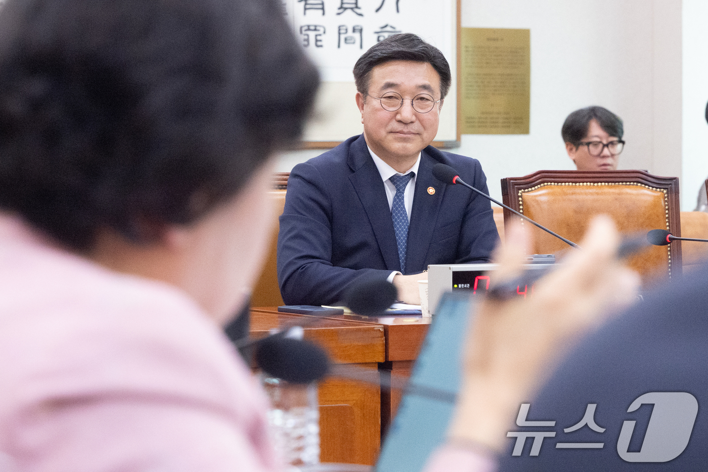 (서울=뉴스1) 이승배 기자 = 18일 서울 여의도 국회에서 열린 제433회국회(임시회) 법제사법위원회 제3차 전체회의에서 윤호중 행정안전부 장관이 중수청 설치법 관련 의원 질의를 …