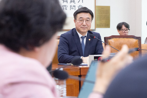 조배숙 의원 질의 듣는 윤호중 장관