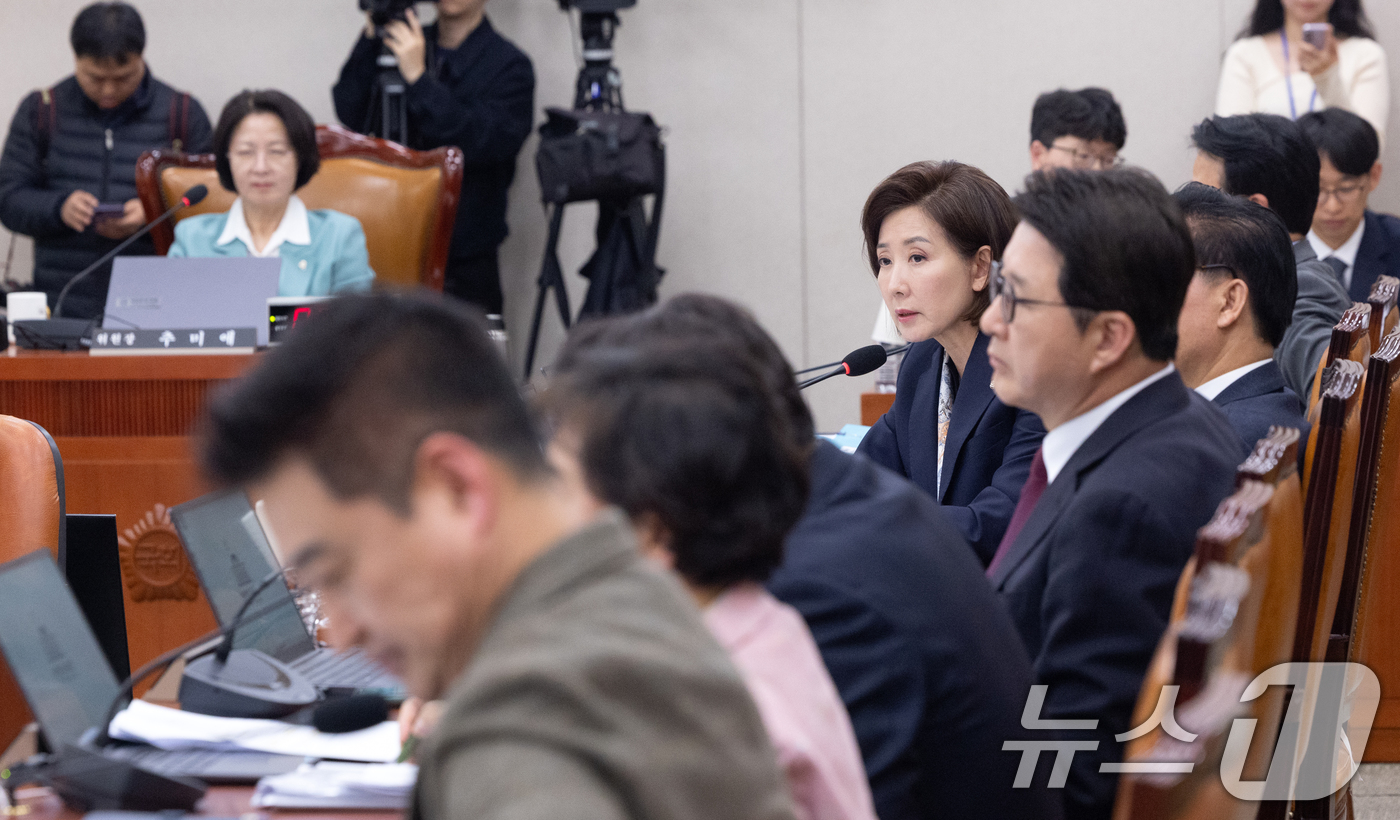 (서울=뉴스1) 이승배 기자 = 18일 서울 여의도 국회에서 열린 제433회국회(임시회) 법제사법위원회 제3차 전체회의에서 나경원 국민의힘 의원이 질의하고 있다. 2026.3.18 …