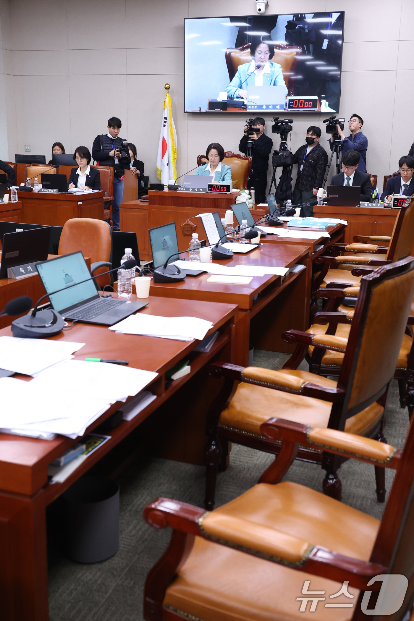 (서울=뉴스1) 신웅수 기자 = 18일 서울 여의도 국회에서 열린 법제사법위원회 전체회의에서 중대범죄수사청 조직 및 운영에 관한 법률안(대안)에 반발하며 퇴장한 국민의힘 의원들의 …