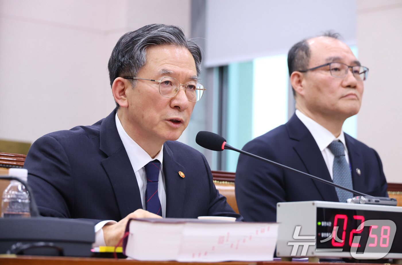 본문 이미지 - 정성호 법무부 장관이 18일 서울 여의도 국회에서 열린 법제사법위원회 전체회의에서 의원 질의에 답변하고 있다. 2026.3.18 ⓒ 뉴스1 신웅수 기자