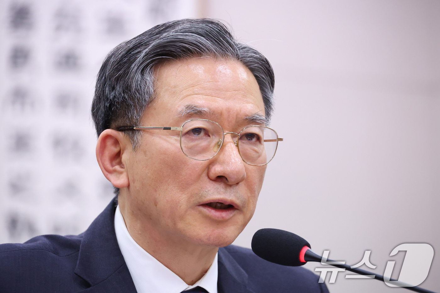 (서울=뉴스1) 신웅수 기자 = 정성호 법무부 장관이 18일 서울 여의도 국회에서 열린 법제사법위원회 전체회의에서 의원 질의에 답변하고 있다. 2026.3.18/뉴스1