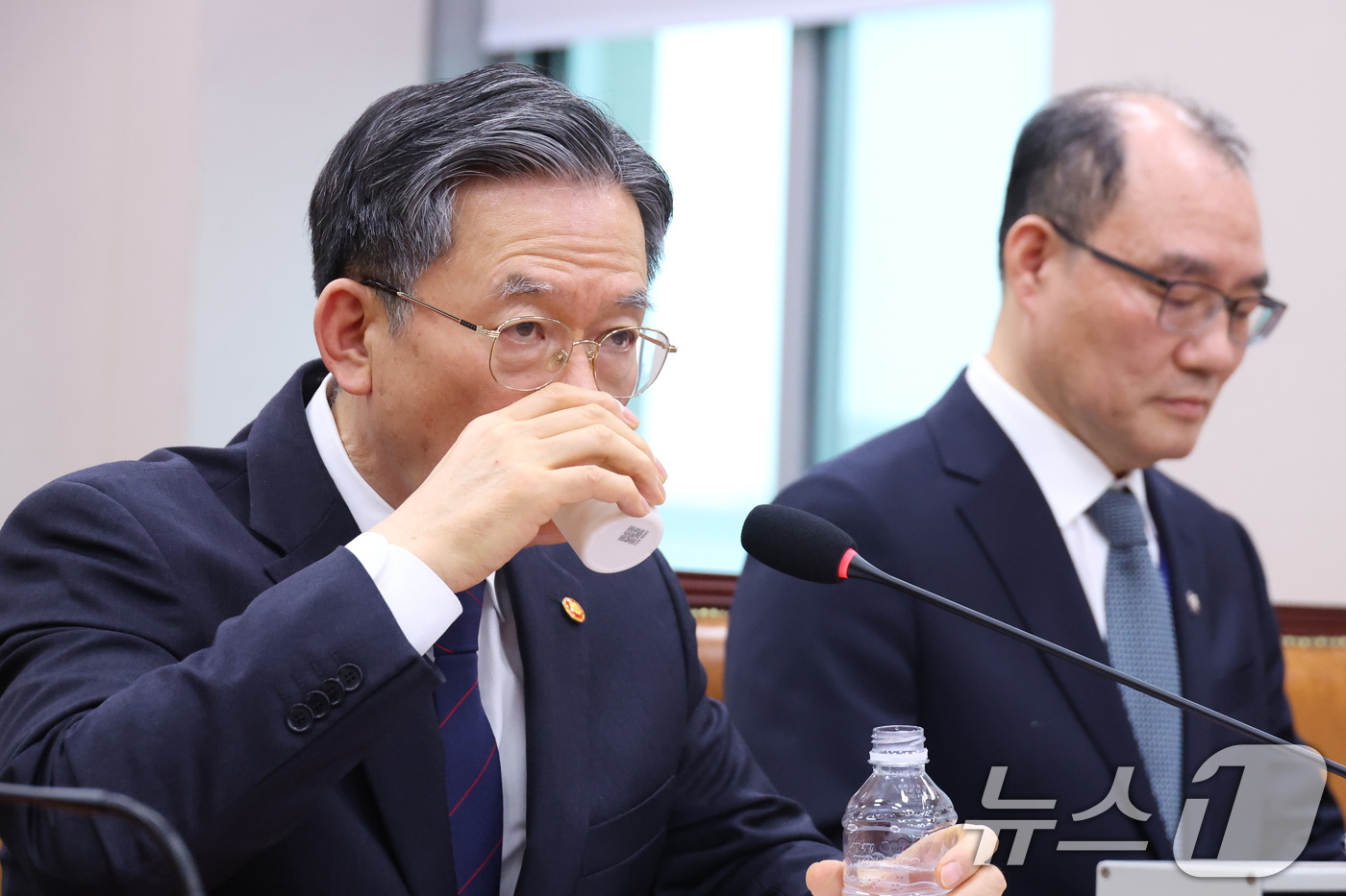 (서울=뉴스1) 신웅수 기자 = 정성호 법무부 장관이 18일 서울 여의도 국회에서 열린 법제사법위원회 전체회의에서 목을 축이고 있다. 2026.3.18/뉴스1