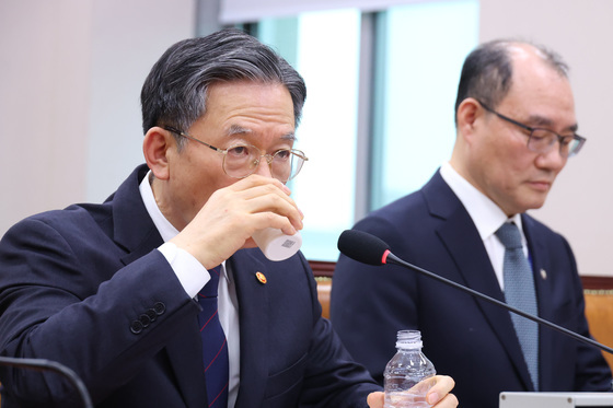 목 축이는 정성호 법무장관