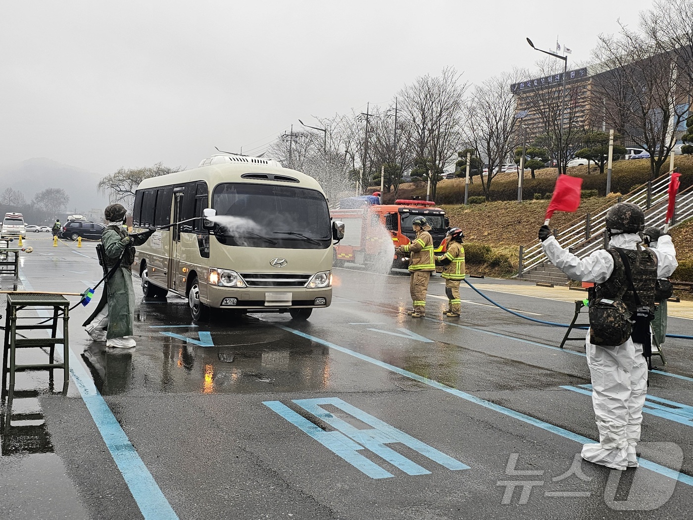 (대전=뉴스1) 김기태 기자 = 18일 대전 중구 뿌리공원 일대에서 육군32보병사단이 핵·WMD 사후관리 훈련을 진행하고 있다.(육군 32사단 제공. 재판매 및 DB금지) 2026 …