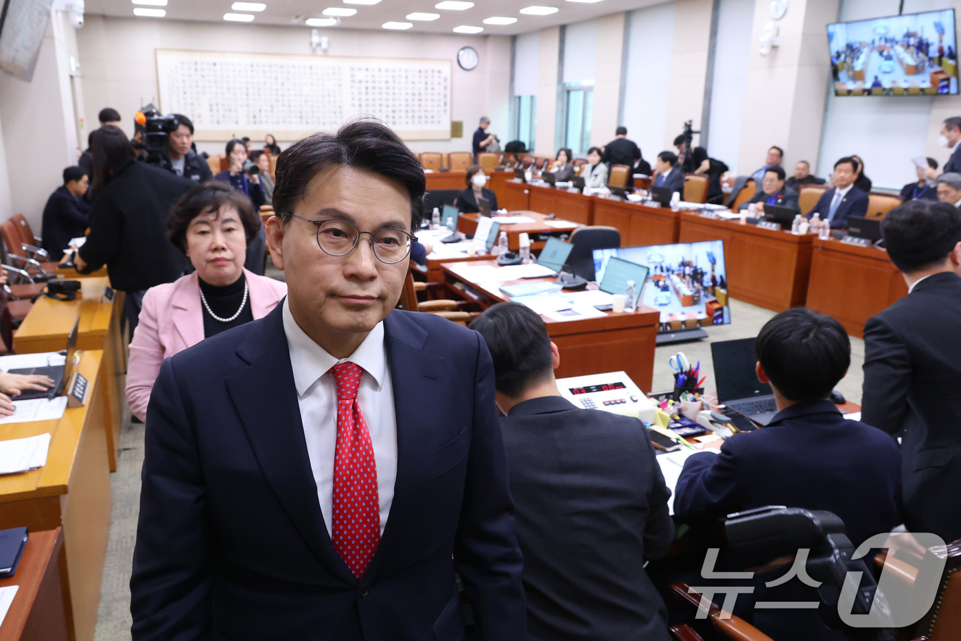 (서울=뉴스1) 신웅수 기자 = 윤상현 의원을 비롯한 국민의힘 의원들이 18일 서울 여의도 국회에서 열린 법제사법위원회 전체회의에서 중대범죄수사청 조직 및 운영에 관한 법률안(대안 …