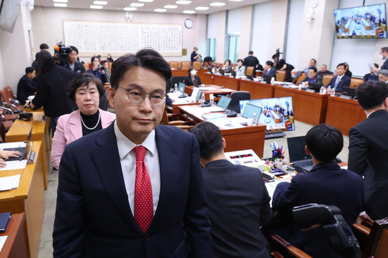 중수청법 표결 앞두고 퇴장하는 국민의힘