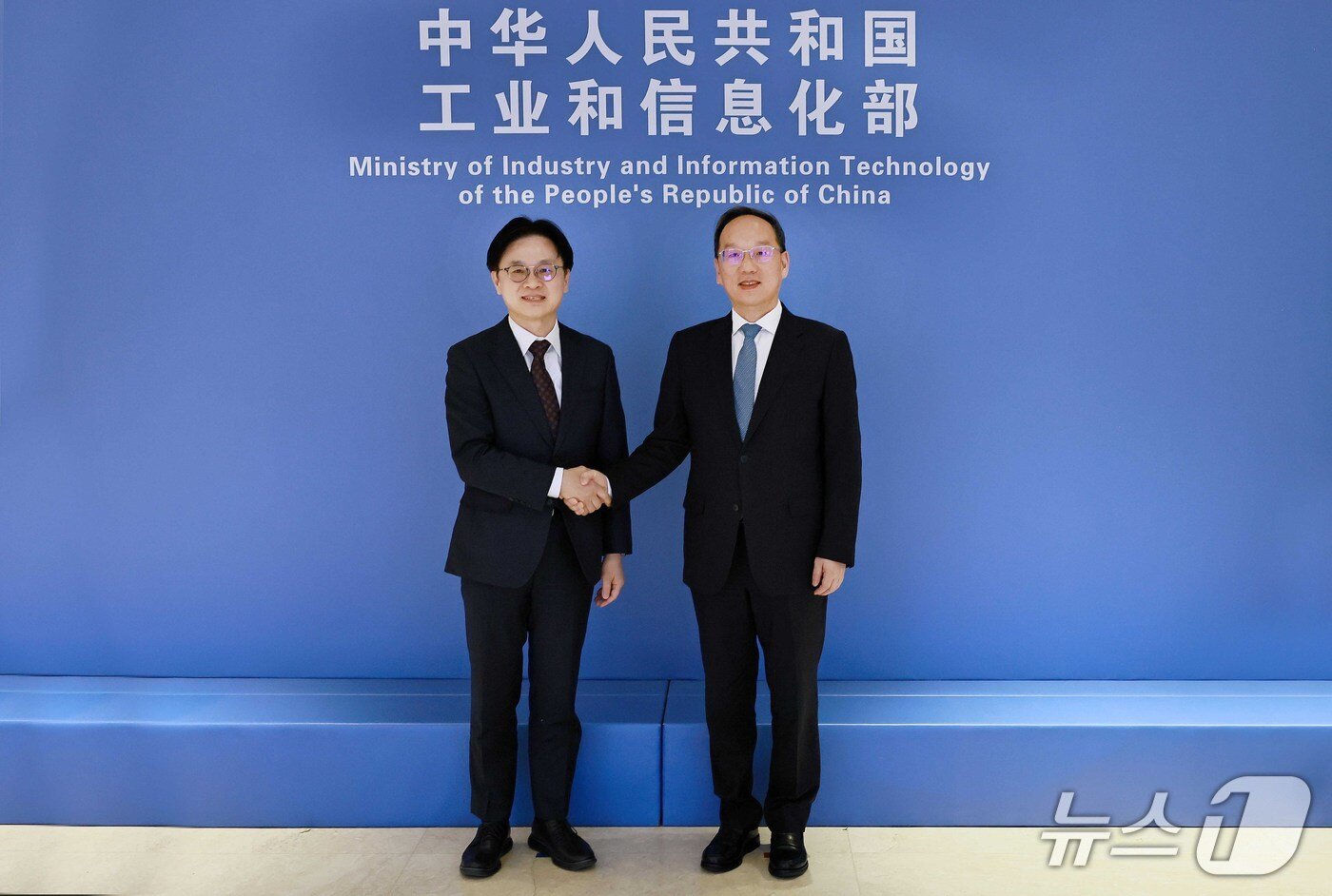 본문 이미지 - 김정관 산업통상부 장관(왼쪽)은 18일(현지시간) 오루 3시 중국 베이징 산업정보화부 회의실에서 리 러청 중국 산업정보화부 부장을 비롯한 양국 정부대표단이 참석한 '제5차 한중 산업장관회의'에서 양국 협력 방안을 논의했다. (산업통상부 제공. 재판매 및 DB금지) 2026.3.18 /뉴스1