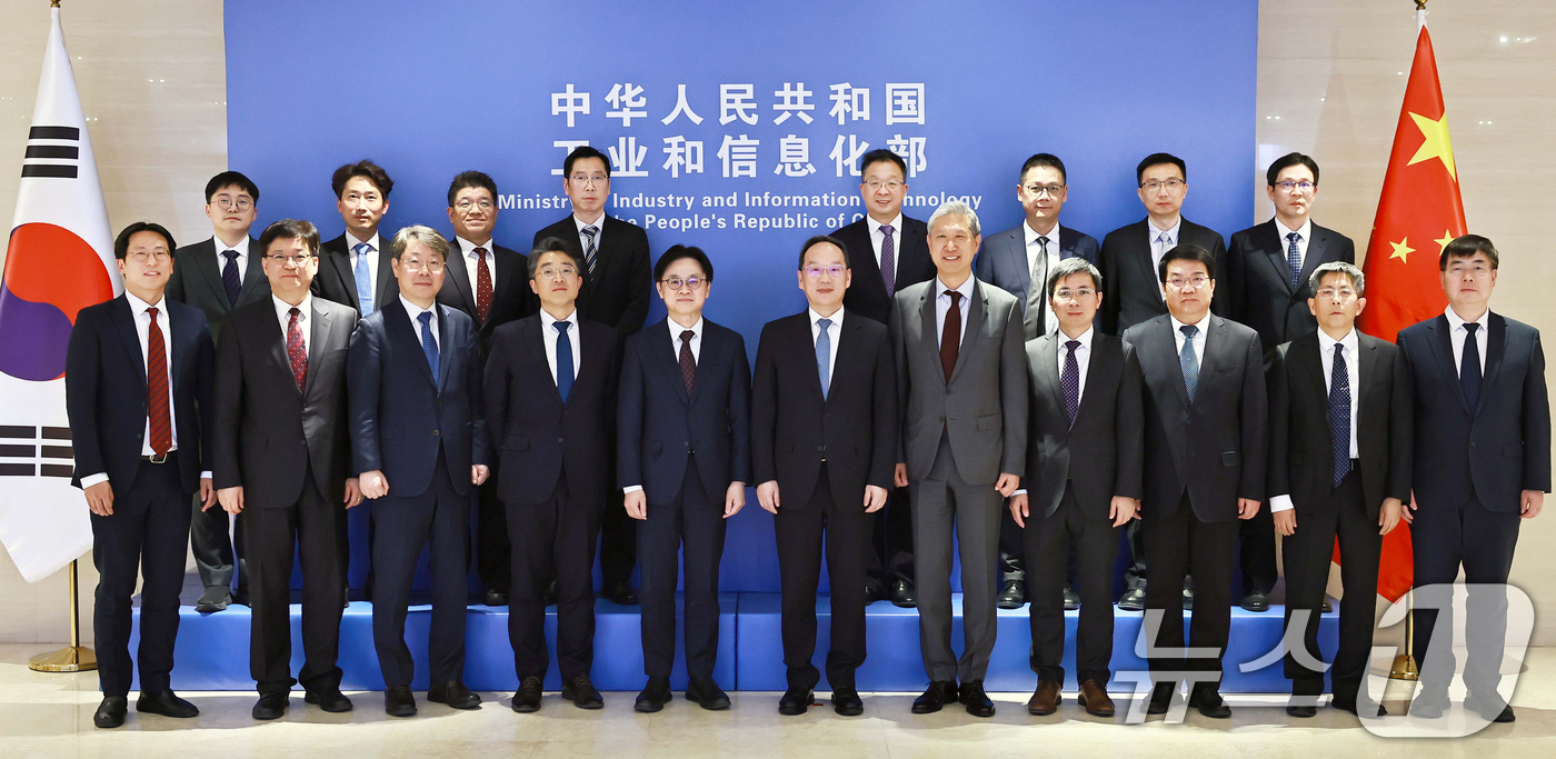 (서울=뉴스1) = 김정관 산업통상부 장관과 리 러청 중국 산업정보화부 부장을 비롯한 양국 정부대표단이 18일 중국 베이징 산업정보화부 회의실에서 열린 제5차 한중 산업장관회의에서 …