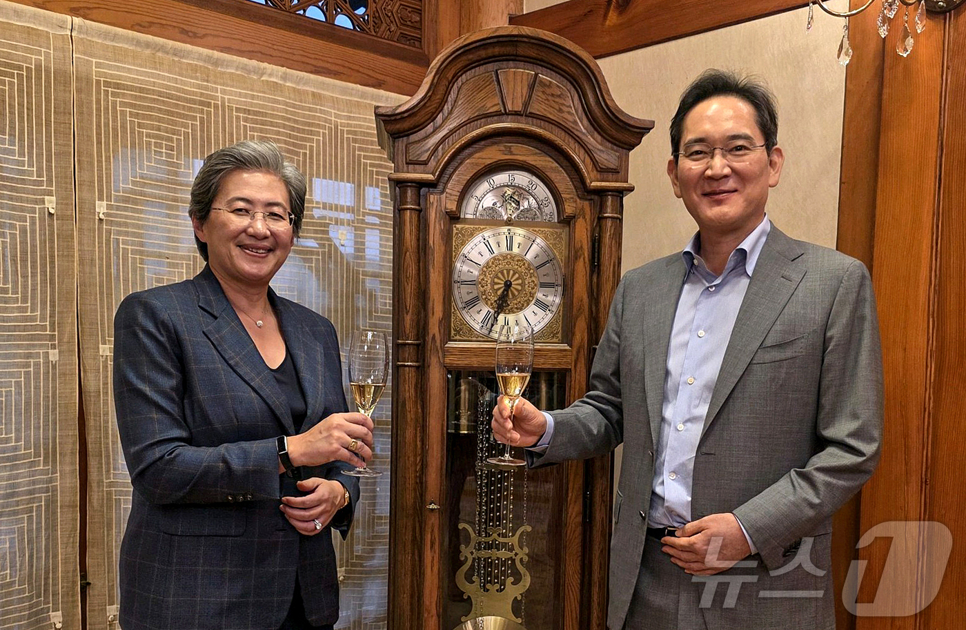 (서울=뉴스1) = 이재용 삼성전자 회장과 리사 수 AMD 최고경영자(CEO)가 18일 서울 이태원 승지원에서 술잔을 들고 기념촬영하고 있다. (삼성전자 제공. 재판매 및 DB 금 …