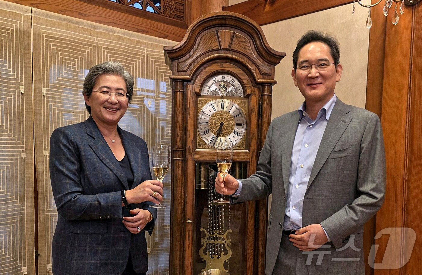 본문 이미지 - 이재용 삼성전자 회장과 리사 수 AMD 최고경영자(CEO)가 18일 서울 이태원 승지원에서 술잔을 들고 기념촬영하고 있다. (삼성전자 제공. 재판매 및 DB 금지) 2026.3.18 ⓒ 뉴스1