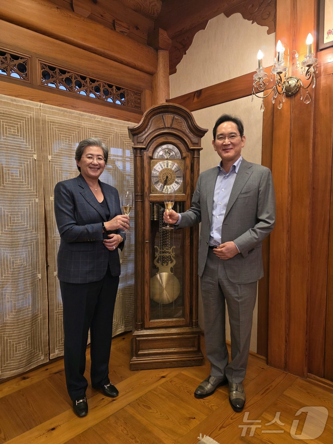 (서울=뉴스1) = 이재용 삼성전자 회장과 리사 수 AMD 최고경영자(CEO)가 18일 서울 이태원 승지원에서 술잔을 들고 기념촬영하고 있다. (삼성전자 제공. 재판매 및 DB 금 …