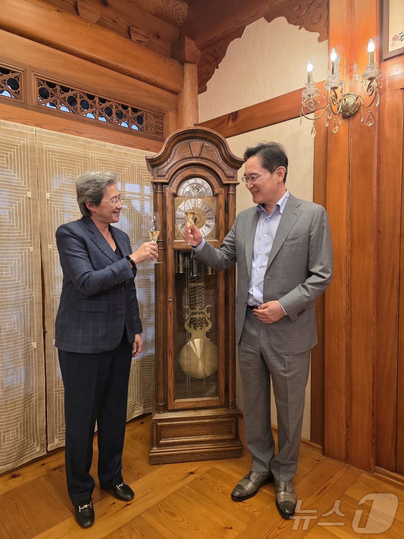 (서울=뉴스1) = 이재용 삼성전자 회장과 리사 수 AMD 최고경영자(CEO)가 18일 서울 이태원 승지원에서 술잔을 들고 기념촬영하고 있다. (삼성전자 제공. 재판매 및 DB 금 …