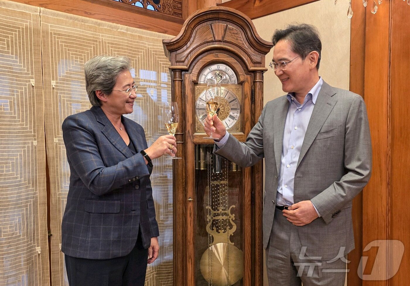 본문 이미지 - 이재용 삼성전자 회장과 리사 수 AMD 최고경영자(CEO)가 18일 서울 이태원 승지원에서 술잔을 들고 기념촬영하고 있다. (삼성전자 제공. 재판매 및 DB 금지) 2026.3.18 ⓒ 뉴스1